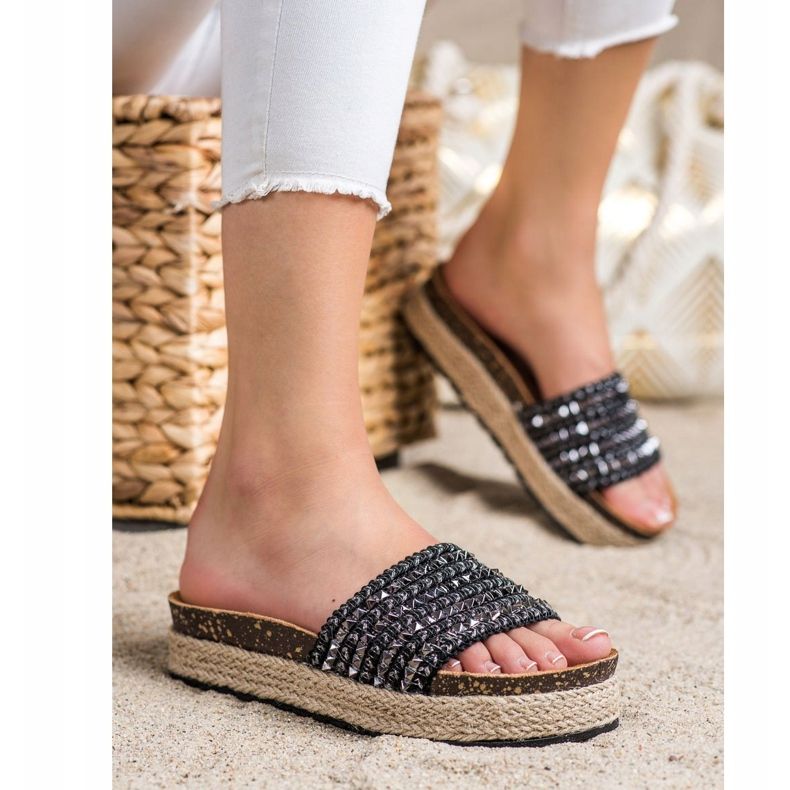 Groto Gogo Chinelos pretos com tachas 2