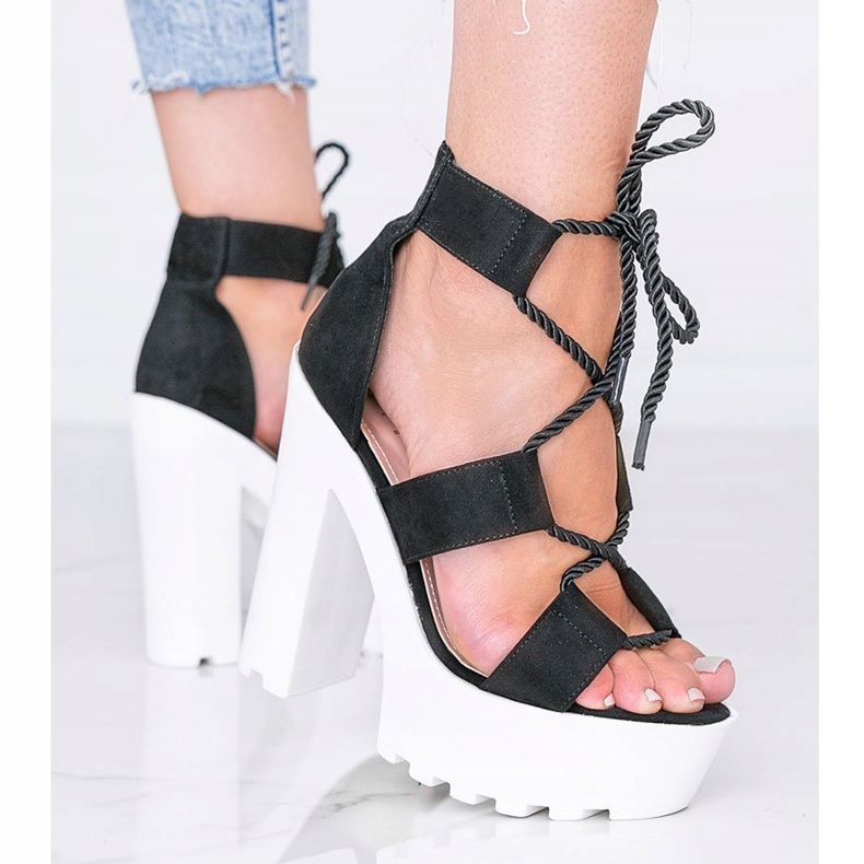 Sandálias pretas em uma plataforma grossa Hera preto 1
