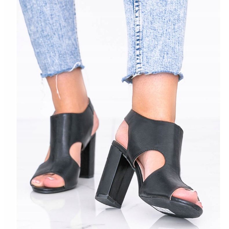 Sandálias pretas no poste Gally preto 1