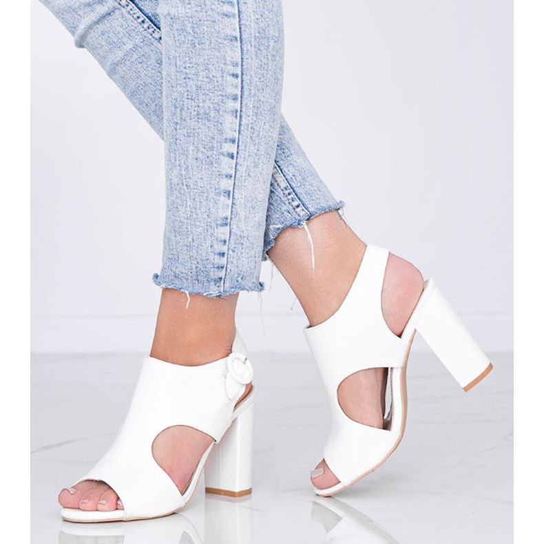 Sandálias brancas no poste Gally branco 1