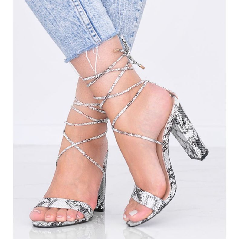 Sandálias de pele de cobra preta Veni amarradas branco 1