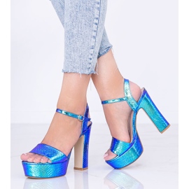 Sandálias holográficas azuis em uma postagem de Diane azul 1