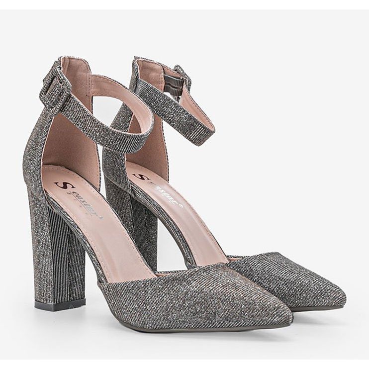 Sapatos brilhantes cinza no posto de Mila 1