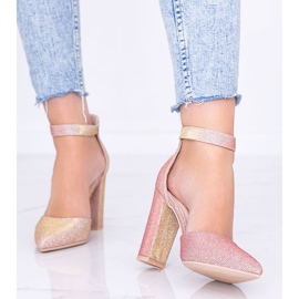 Sapatos rosa brilhante no posto de Mila dourado 1