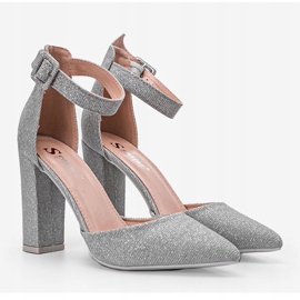 Bombas de prata brilhante no posto de Mila 1