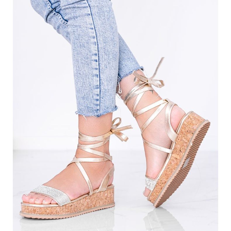 Sandálias douradas amarradas com zircões Ves dourado 1 Sandálias douradas amarradas com zircões Ves dourado 1