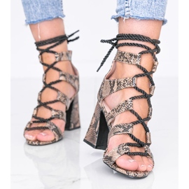 Motivo de pele de cobra alegre em sandálias bege 1