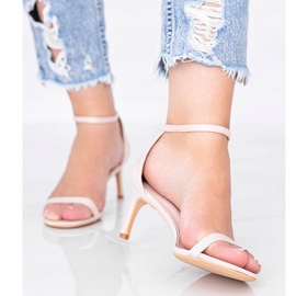 Sandálias bege de salto baixo da New Love 1