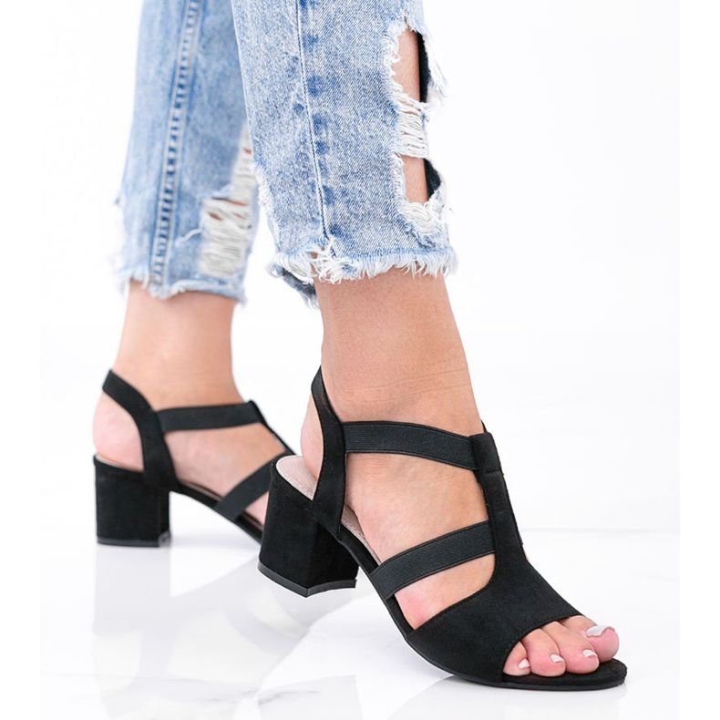 Sandálias pretas em um poste baixo Forte preto 1