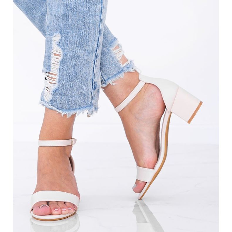 Sandálias bege com espigão baixo 1 Sandálias bege com espigão baixo 1