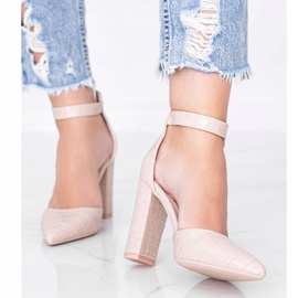 Sapatos bege no poste no padrão de pele de crocodilo Glamour 1