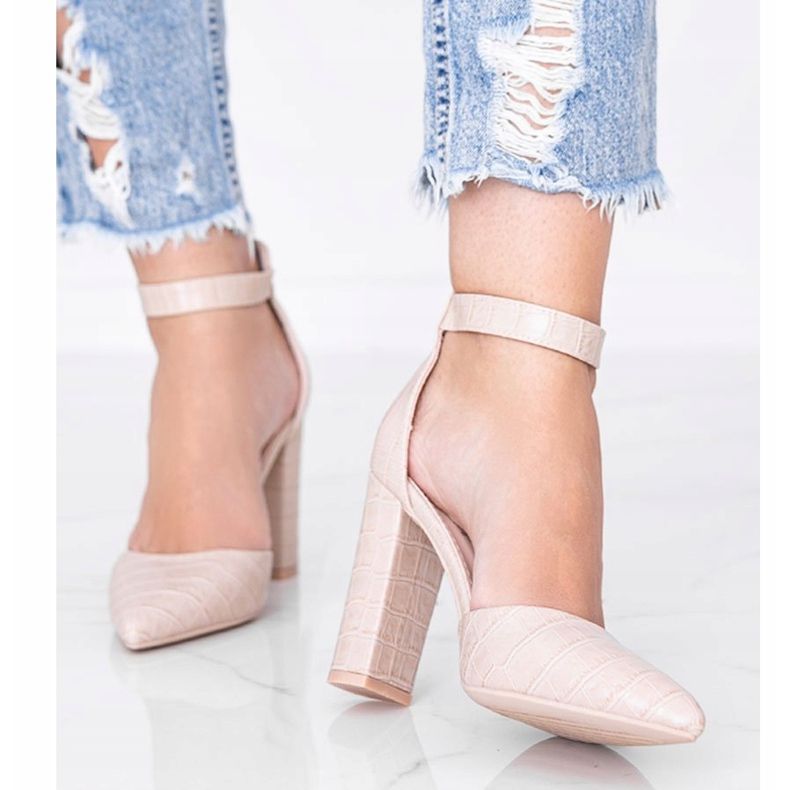 Sapatos bege no poste no padrão de pele de crocodilo Glamour 1