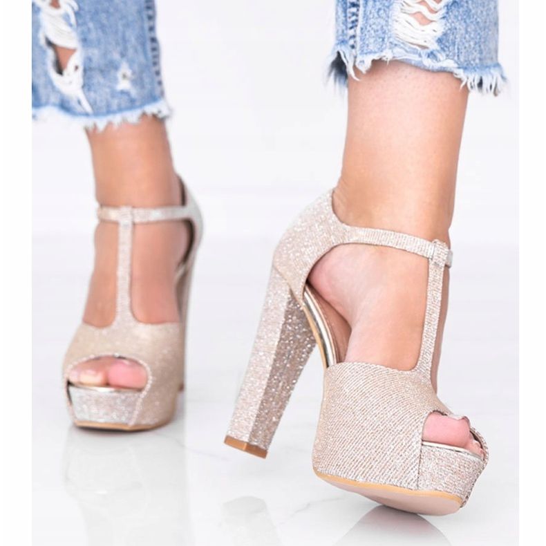 Bombas de ouro brilhantes no posto de Elissa dourado 1