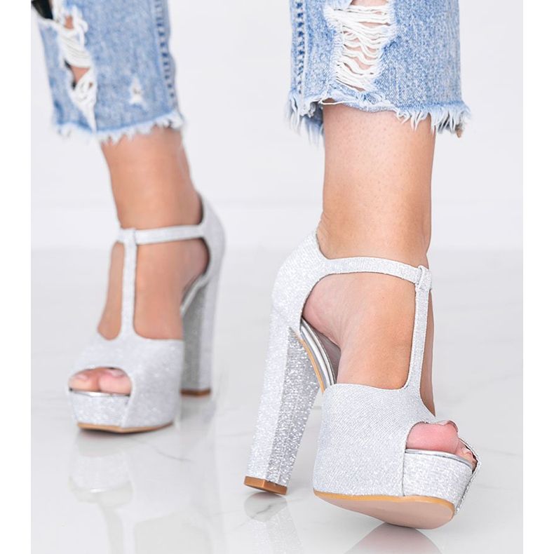 Sapatos de prata brilhante no poste de Elissa 1