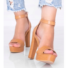 Sandálias de camelo em um poste com o tema Avila de pele de crocodilo marrom 1