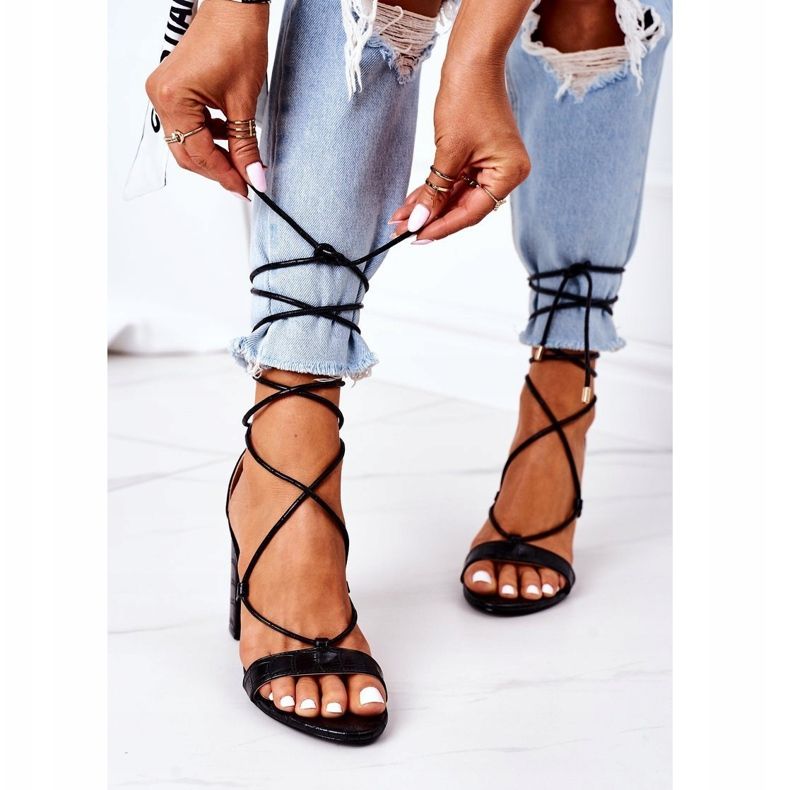 PS1 Sandálias amarradas em um bar preto na passarela 2