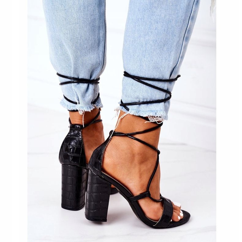 PS1 Sandálias amarradas em um bar preto na passarela 1