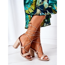 PS1 Sandálias amarradas em um bar bege de passarela 1 PS1 Sandálias amarradas em um bar bege de passarela 1