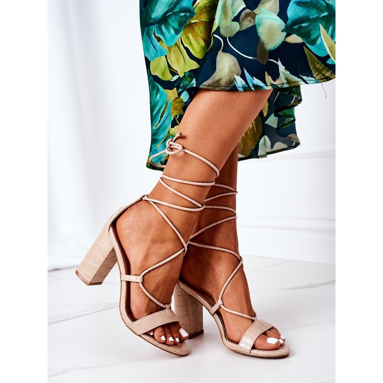 PS1 Sandálias amarradas em um bar bege de passarela 1 PS1 Sandálias amarradas em um bar bege de passarela 1