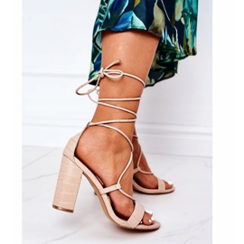 PS1 Sandálias amarradas em um bar bege de passarela 2 PS1 Sandálias amarradas em um bar bege de passarela 2