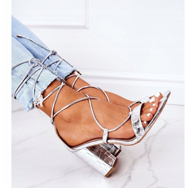 PS1 Sandálias amarradas em um bar prateado na passarela prata 1