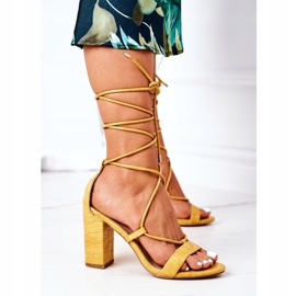 PS1 Sandálias amarradas em uma barra amarela de passarela amarelo 2