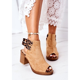 Sandálias de camurça em um bar Lu Boo Camel Leopardo castanho 2