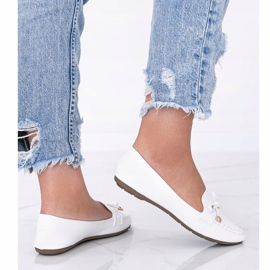 Mocassins brancos com o tema da pele de crocodilo Miriam 1 Mocassins brancos com o tema da pele de crocodilo Miriam 1