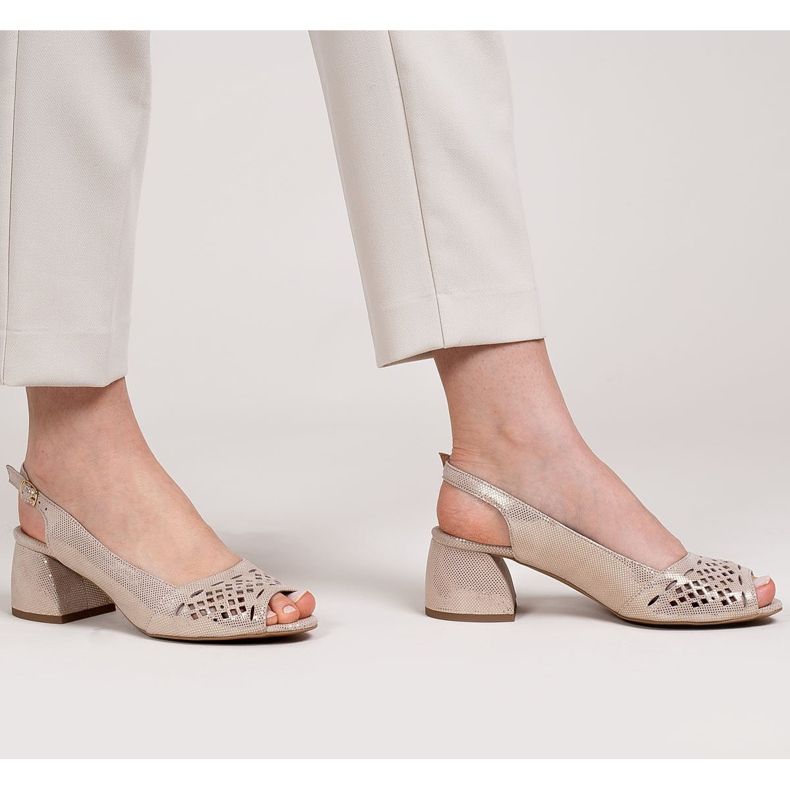 Marco Shoes Sandálias bege e ouro em camurça com perfuração 1