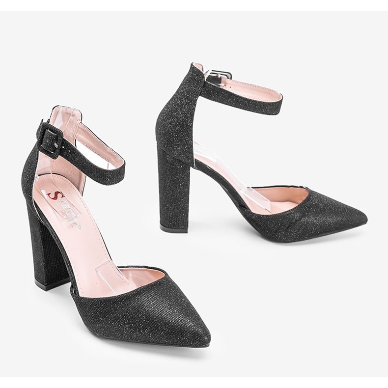 Sapatos pretos brilhantes no posto de Mila 1