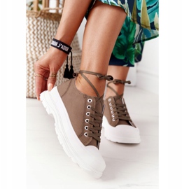 Tênis feminino na plataforma de tempo de viagem verde 2