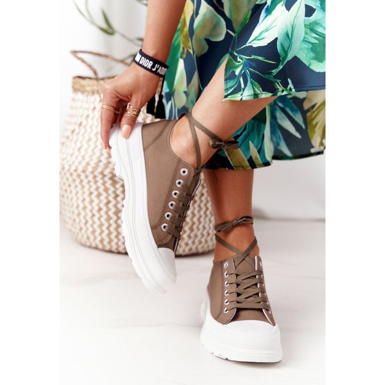 Tênis feminino na plataforma de tempo de viagem verde 1