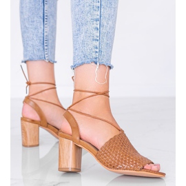 Sandálias castanhas trançadas no poste Estrella castanho 1 Sandálias castanhas trançadas no poste Estrella castanho 1