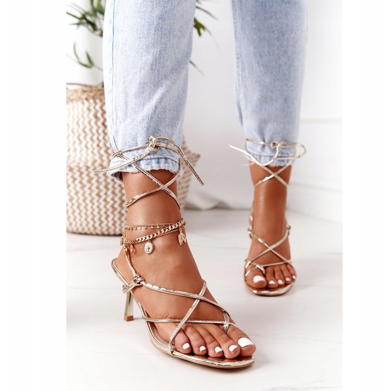 PS1 Sandálias amarradas em salto alto com passarela dourada de dedo quadrado dourado 1