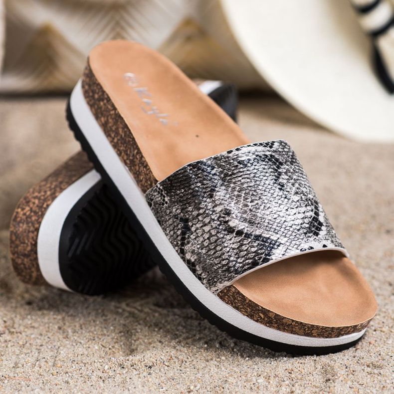 Kayla Chinelos na plataforma cinza 1