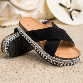 Queen Vivi Chinelos pretos na plataforma decorativa 1