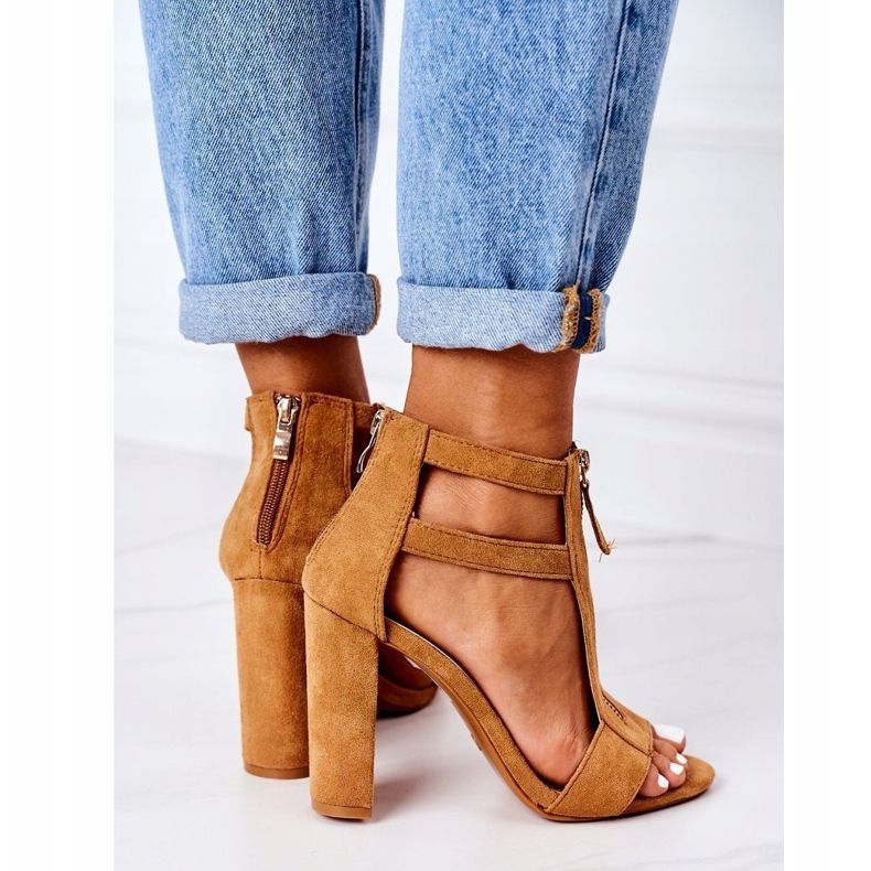 PS1 Sandálias de camurça em uma barra de camelo marrom 2