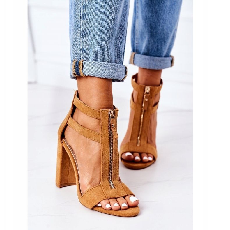 PS1 Sandálias de camurça em uma barra de camelo castanho 1 PS1 Sandálias de camurça em uma barra de camelo castanho 1