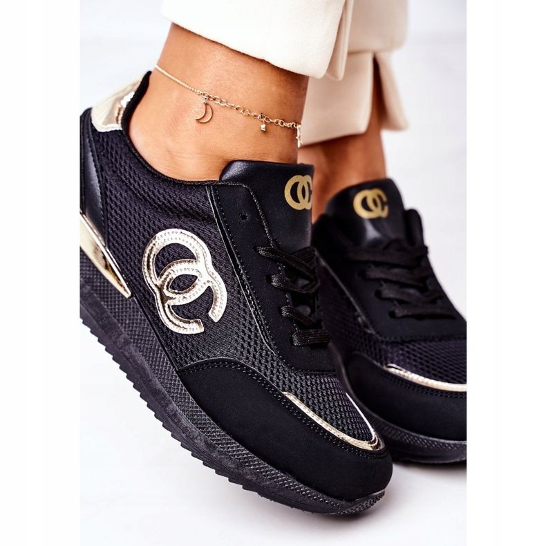 PE1 Tênis feminino esportivo preto e dourado sob controle 1