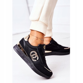 PE1 Tênis feminino esportivo preto e dourado sob controle 2