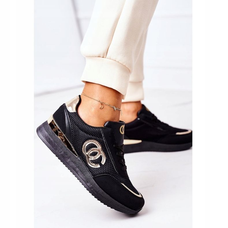 PE1 Tênis feminino esportivo preto e dourado sob controle 2