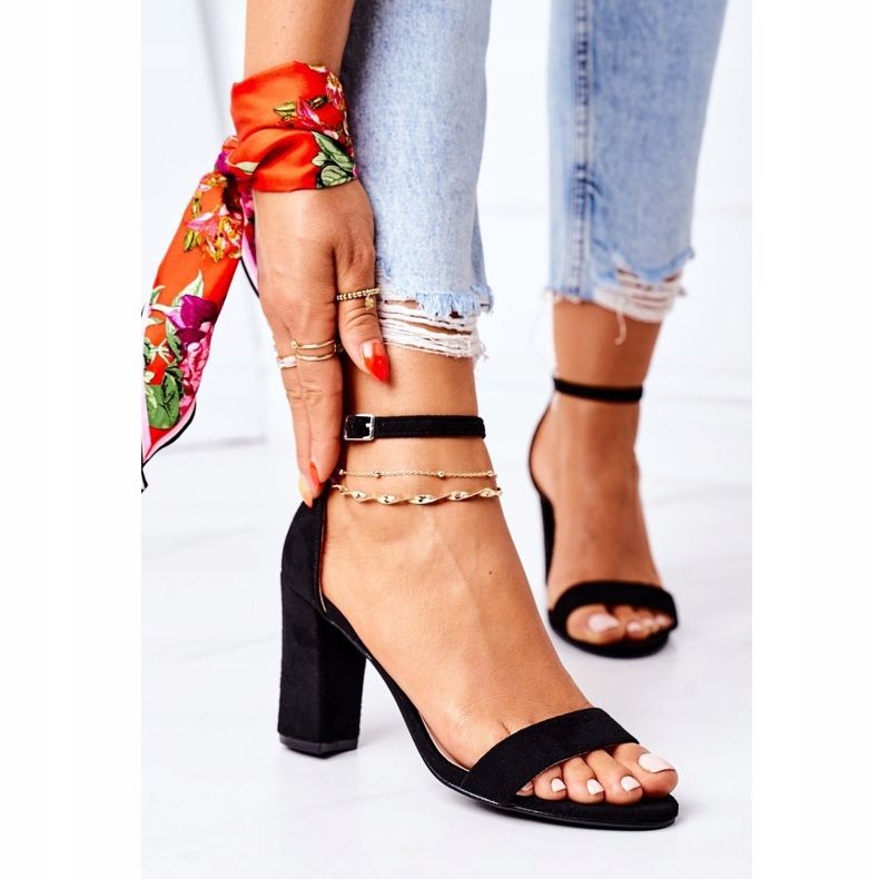 PS1 Sandálias pretas de camurça Florence em um bar preto 2