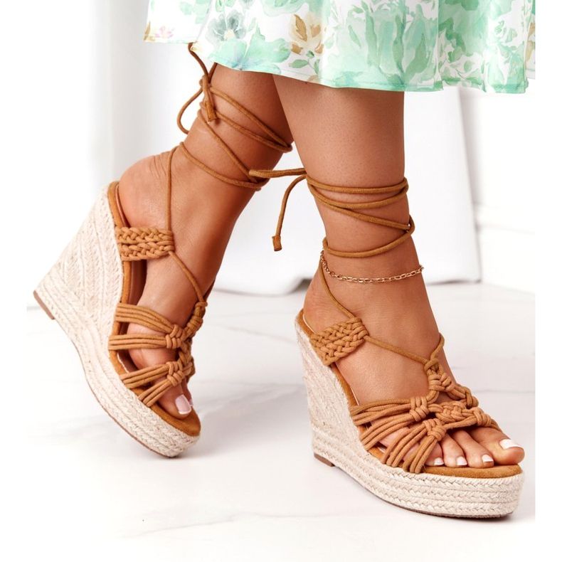 Sandálias amarradas para a cunha feminina com uma trança de camelo marrom 3