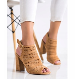 Renda Sandálias a céu aberto em uma postagem marrom 2