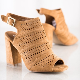 Renda Sandálias a céu aberto em uma postagem castanho 1