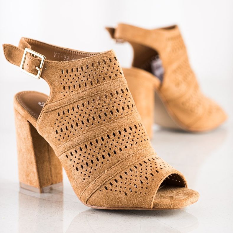 Renda Sandálias a céu aberto em uma postagem castanho 1