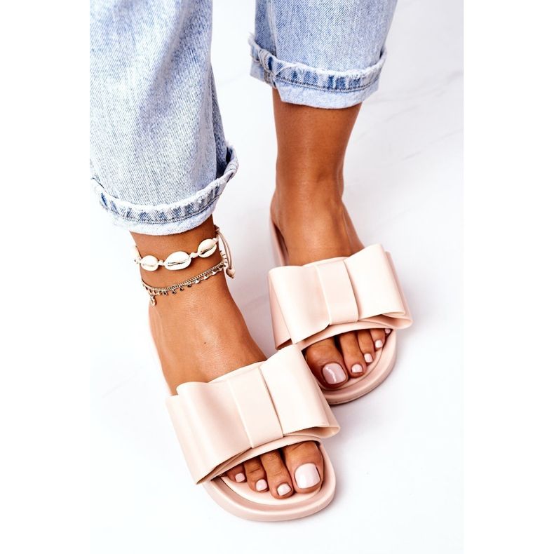 Chinelos de borracha bege de abril com laço 1