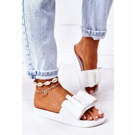 Chinelos de borracha com laço branco de abril 2 Chinelos de borracha com laço branco de abril 2