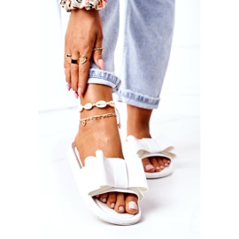 Chinelos de borracha com laço branco de abril 1 Chinelos de borracha com laço branco de abril 1