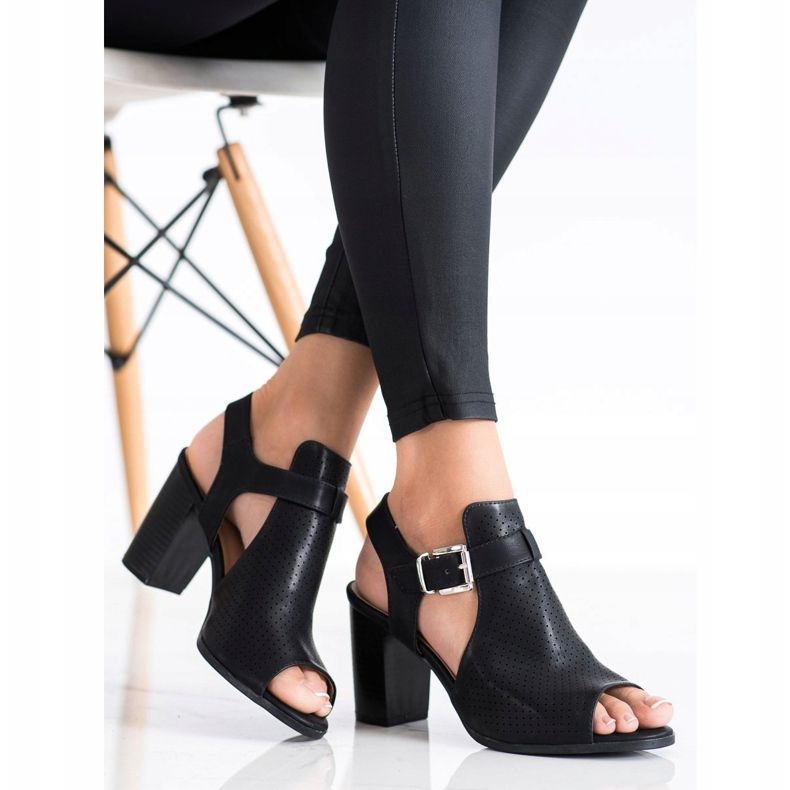 Renda Sandálias construídas com couro ecológico preto 1